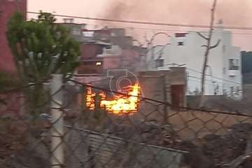 Las llamas queman un viejo inmueble abandonado en unos terrenos de El Caracol (Telde)/TA.